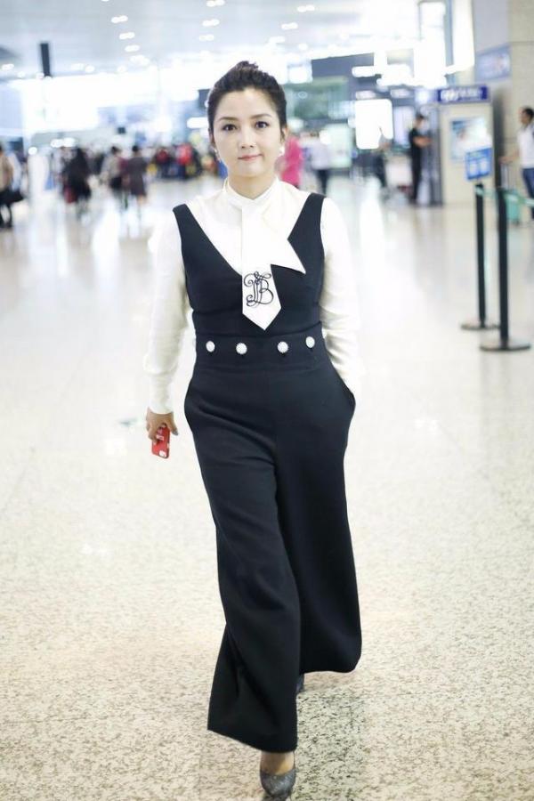 何潔瘦身後太會穿了,拼色牛仔外套配健身褲,穿出1米65的氣場 何潔瘦身後太會穿了,拼色牛仔外套配健身褲,穿出1米65的氣場