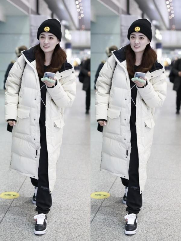 徐璐私下裡感覺還挺怕冷的,穿海馬毛大衣出行,生圖看著也很精緻 徐璐私下裡感覺還挺怕冷的,穿海馬毛大衣出行,生圖看著也很精緻