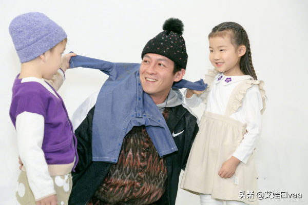 陳冠希看NBA成女兒奴!穿中國結外套給女兒拍照,老婆當甩手掌櫃 陳冠希看NBA成女兒奴!穿中國結外套給女兒拍照,老婆當甩手掌櫃