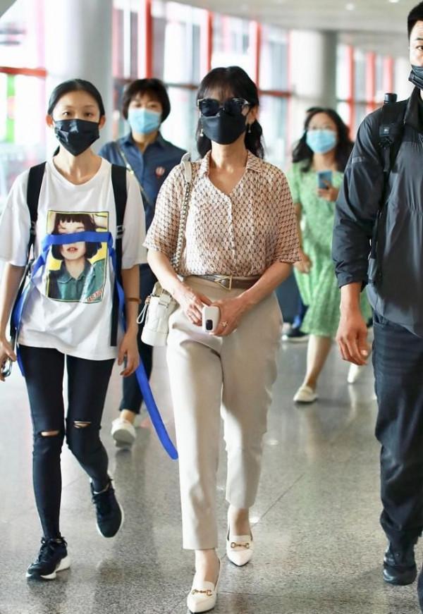 趙雅芝終於不扮嫩了,印花襯衫配九分褲優雅知性,有年齡感也養眼 趙雅芝終於不扮嫩了,印花襯衫配九分褲優雅知性,有年齡感也養眼