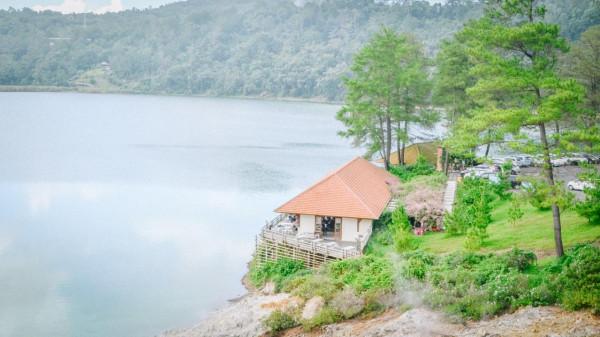 印尼有個湖泊會冒煙，時不時飄來臭雞蛋味，旁邊居然建起了咖啡廳