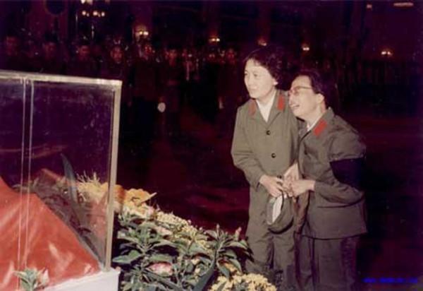 周總理病逝,張玉鳳問毛主席是否參加追悼會,毛主席:我走不動了 周總理病逝,張玉鳳問毛主席是否參加追悼會,毛主席:我走不動了