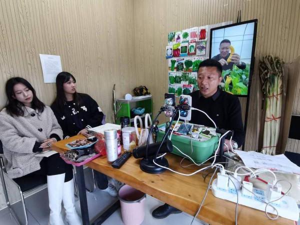 停不下的直播,被改變的生活,一對夫妻的電商人生 停不下的直播,被改變的生活,一對夫妻的電商人生