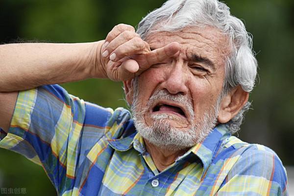 67歲大爺哭訴：退休金5600的我，現在連5塊錢的煙都買不起，想哭