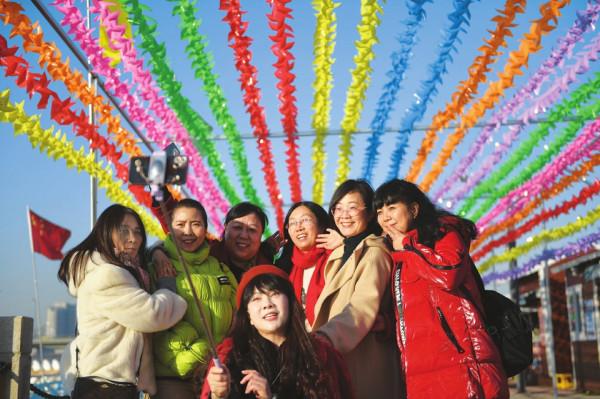 省城汾河景區數千個五彩小風車迎風轉動