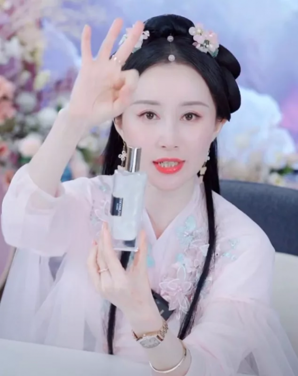 舒暢直播，榮登帶貨榜單榜首，沒想到做主播的她也如此優秀