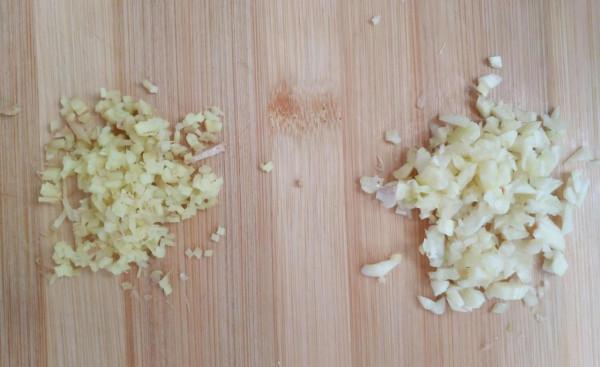 迷迷子買回1只三黃雞,這樣做出的白切雞皮脆肉嫩骨香,好吃得很 迷迷子買回1只三黃雞,這樣做出的白切雞皮脆肉嫩骨香,好吃得很