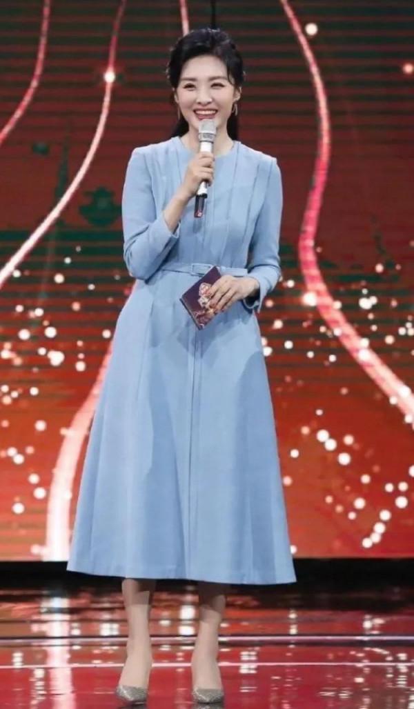 端莊大方氣質的周濤，優雅的言談舉止形象贏得觀眾喜歡