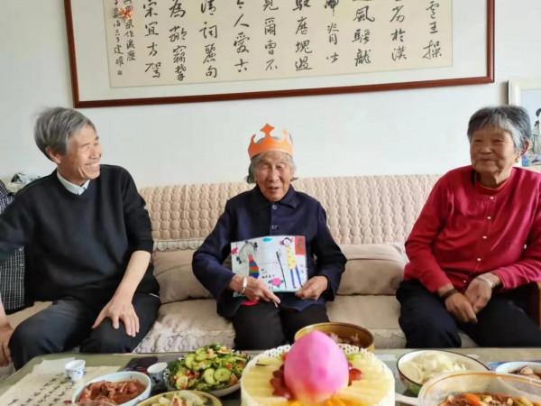 人常說 婆媳是冤家 而我身邊的梁晨 她是一位好兒媳