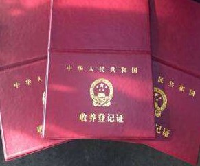 2019年，幫女兒還清幾十萬貸款後母親拿出領養證：你不是我親生的