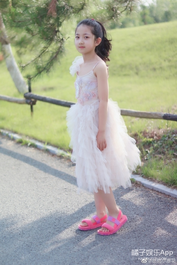 還記得《放開我北鼻》裡的小蔥花嗎？她現在長這樣