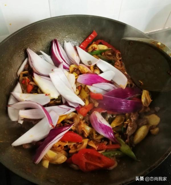 羊雜怎麼處理才能去腥，這個洋蔥泡椒炒羊雜是不錯的下飯菜