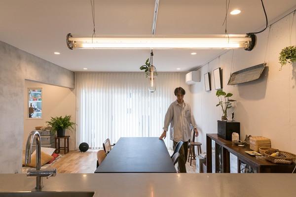 小夫妻買下95㎡新房，木地板配毛坯牆，卻是別人羨慕不來的美好家