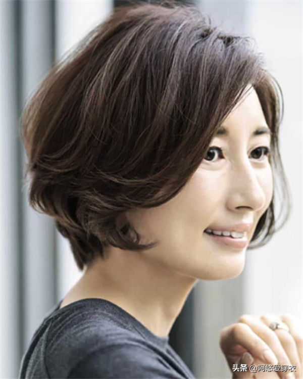 會燙髮才不顯老!給40歲以上女人的髮型建議:色淺、卷大、齊肩 會燙髮才不顯老!給40歲以上女人的髮型建議:色淺、卷大、齊肩