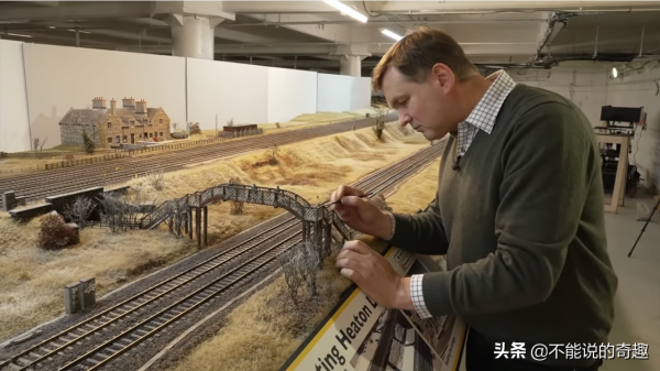 英國男子隱瞞女友8年花百萬打造全英最大鐵道模型，最後斬獲愛情