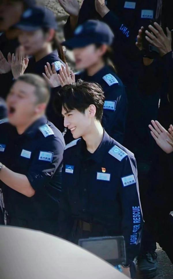 羅雲熙新劇造型引關注，和刑偵小說男主適配度好高，下頜線太優秀