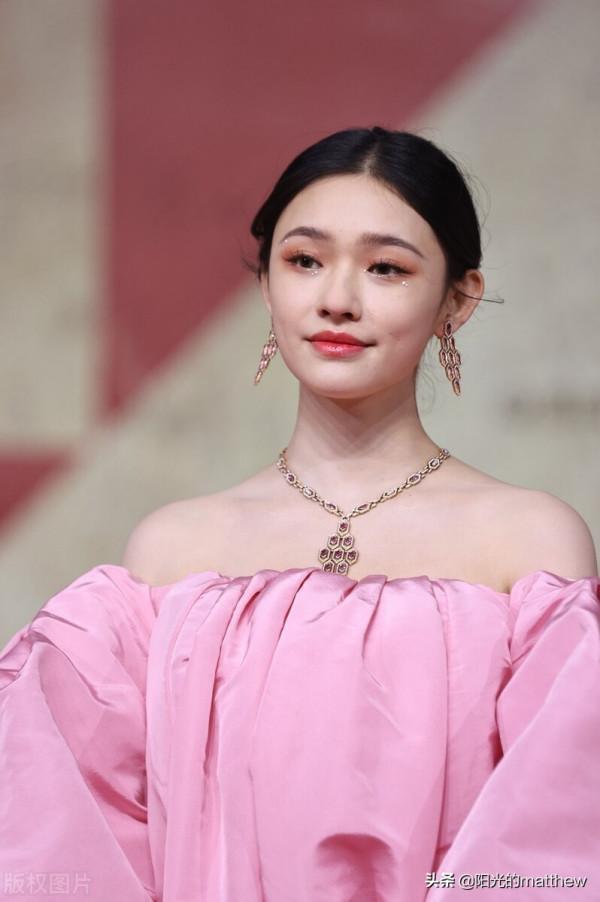 第34屆金雞獎閉幕紅毯:群星歡聚,林允粉色花苞裙真是仙女本人了 第34屆金雞獎閉幕紅毯:群星歡聚,林允粉色花苞裙真是仙女本人了