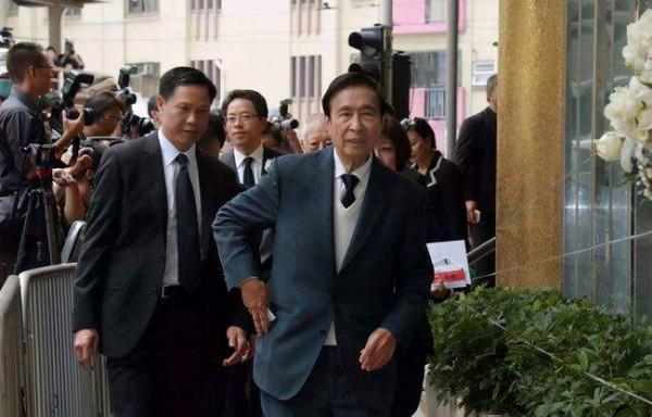 李兆楠：倆哥哥成千億富豪，他卻在老家打工，被贈200億分文不取