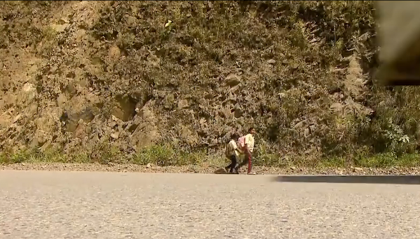 玻利維亞小孩為了上學，每天劃鋼索穿越300米峽谷，失誤就喪命