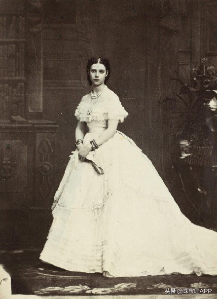 22歲喪子，英國王室覬覦她的珠寶，壕到閃瞎眼的俄國末代皇太后