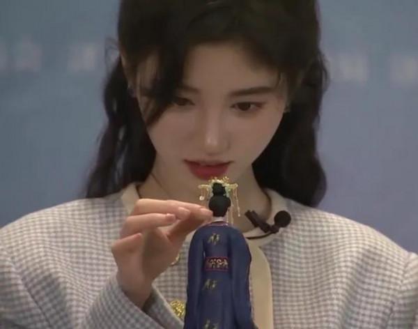 鞠婧禕參加活動，吃點心表情很呆萌，原相機妝容堪稱“教學模板”