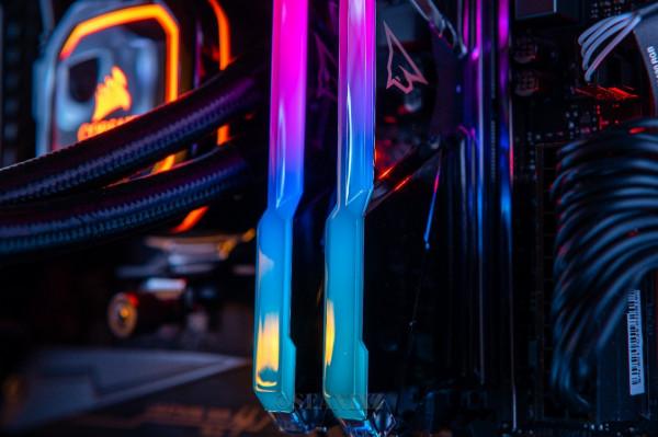 特挑顆粒，終身固保，超低時序朗科絕影RGB DDR4-3200 CL14記憶體 評測