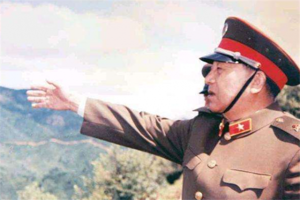 兒子秦天臨行前：我可能無法盡孝了！秦基偉臭罵：你這小仗算什麼