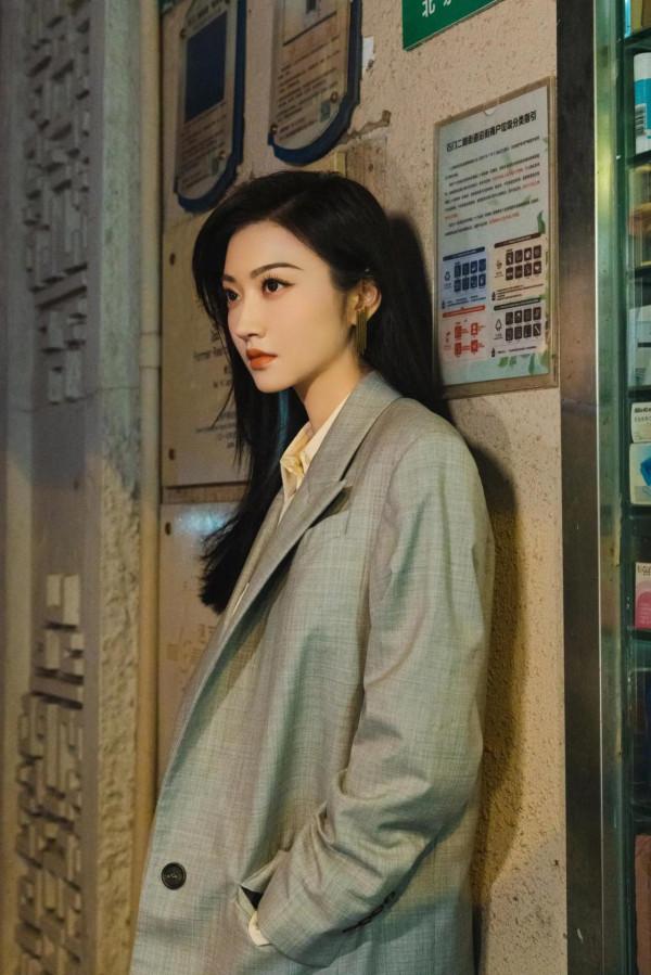 景甜菸灰色西裝造型