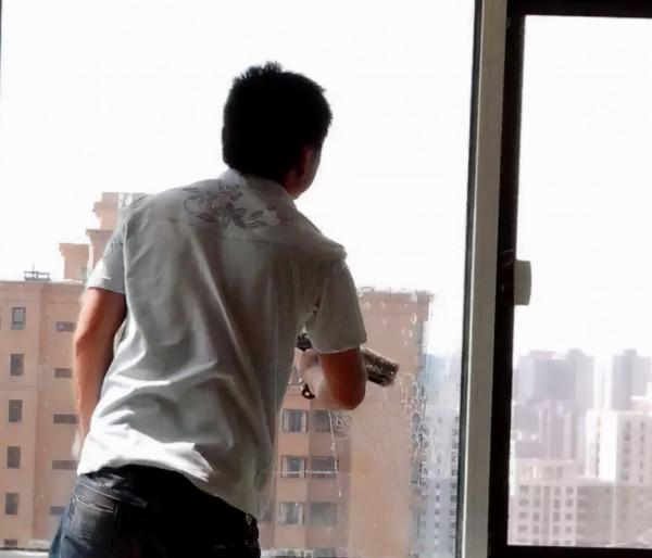 冬天擦玻璃,費時又費力?一個小竅門,半小時輕鬆搞定,潔淨如新 冬天擦玻璃,費時又費力?一個小竅門,半小時輕鬆搞定,潔淨如新