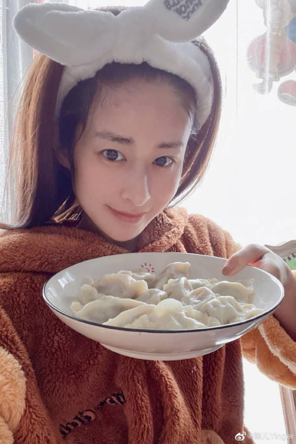 眾星齊曬餃子慶冬至!穎兒素顏居家秀手藝,肖戰熱巴po圖方式撞了 眾星齊曬餃子慶冬至!穎兒素顏居家秀手藝,肖戰熱巴po圖方式撞了