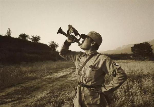 新四軍掉進日軍包圍圈，突然來兩人相救