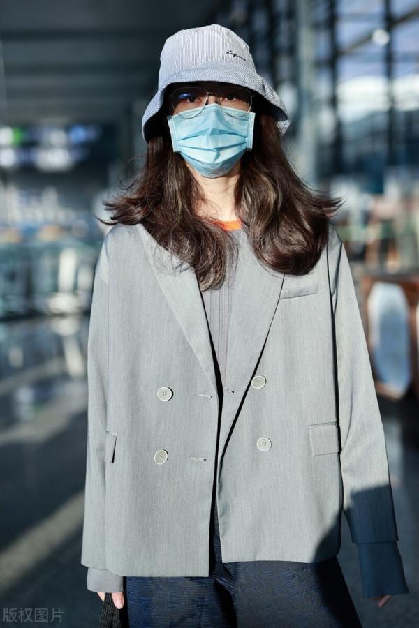 韓雪穿灰色西裝搭配闊腿褲,手提托特包寬鬆舒適 韓雪穿灰色西裝搭配闊腿褲,手提托特包寬鬆舒適