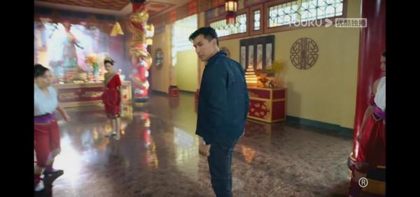 《鐵拳英雄》趙紅花得神秘黑衣人相助，這個人是路師傅？