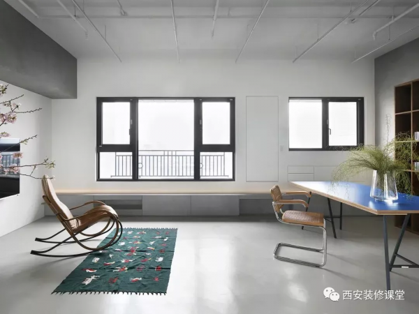 客廳不要傳統，長條桌布局可好？