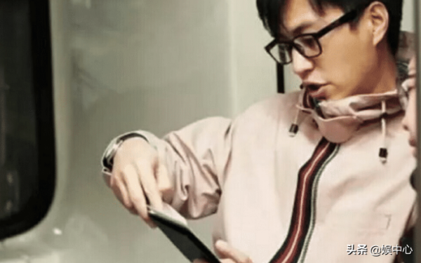 靳東要騎行1萬公里被網友吐槽，與李健座談會，人設打臉了