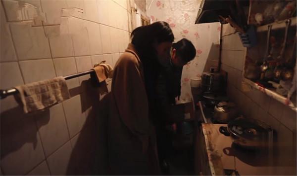 北京1家3口蝸居30㎡一居室,室內全用膠條封著?網友:咋住 北京1家3口蝸居30㎡一居室,室內全用膠條封著?網友:咋住