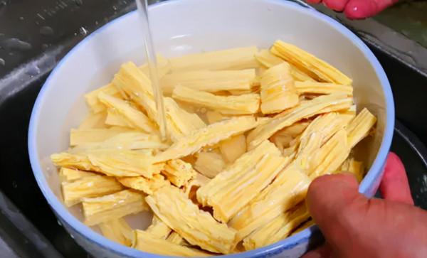 還用冷水泡腐竹？學會這個小妙招，10分鐘泡開，筋道又營養，好吃