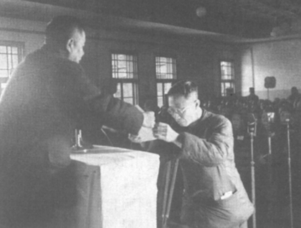 1962年,毛澤東請皇帝溥儀吃飯,席間說:你可是我以前的頂頭上司 1962年,毛澤東請皇帝溥儀吃飯,席間說:你可是我以前的頂頭上司