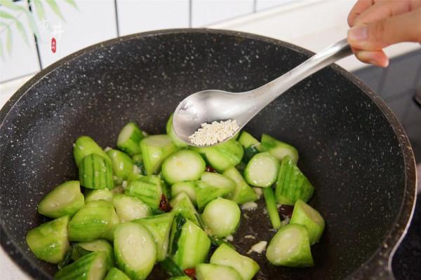 炒絲瓜發黑,記得下鍋前“加一步”,絲瓜碧綠鮮嫩,不費油還好吃 炒絲瓜發黑,記得下鍋前“加一步”,絲瓜碧綠鮮嫩,不費油還好吃