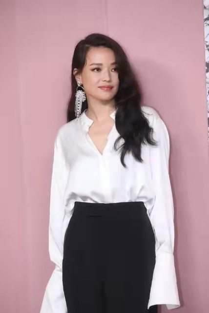 舒淇越保守越高階,穿白襯衫配西裝褲高階大氣,滿滿的國際範 舒淇越保守越高階,穿白襯衫配西裝褲高階大氣,滿滿的國際範