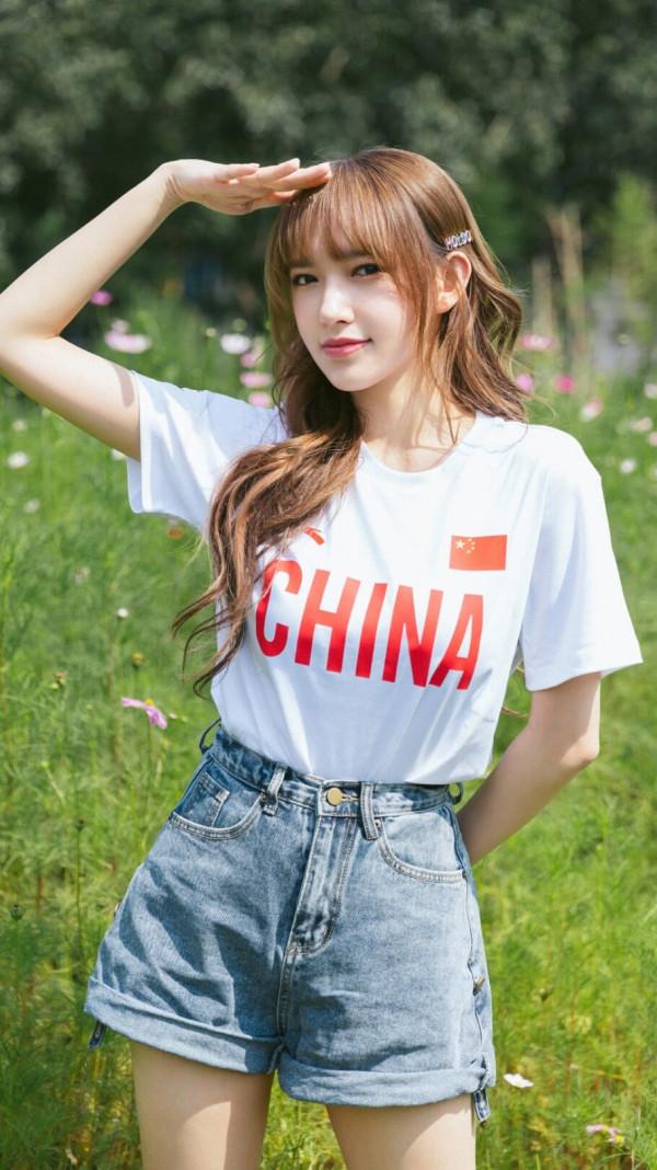 程瀟 1998年出生於廣東省，中國內地流行樂女歌手、演員