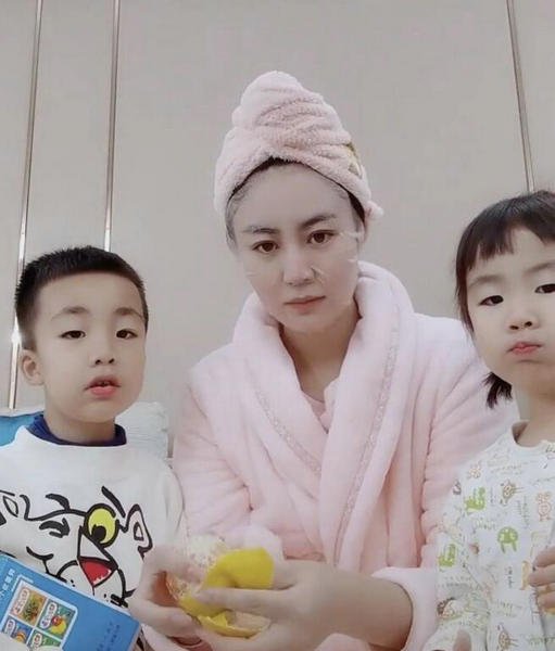 “王小蒙”畢暢久違露面分享帶娃日常 與一雙兒女宅家跳舞畫面溫馨