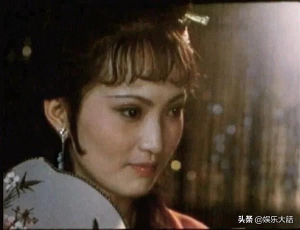 紅樓夢名場面，六版晴雯撕扇，誰靈巧可愛，誰在鬧笑話？