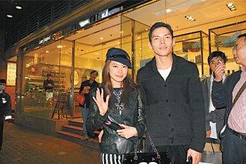 向佐曾對她一見鍾情，戀愛成熟見父母時，向太卻一句話拒絕了