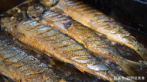 山東小夫妻擺攤賣小吃，8元一個用的全是凍貨，月入3萬喜提豪車