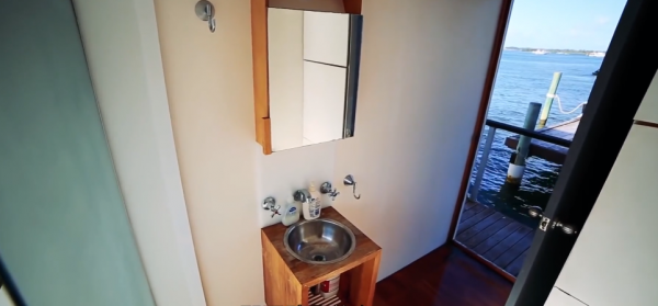 男子花百萬將家搬到水面上 12㎡漂浮小屋每月管理費至少三千