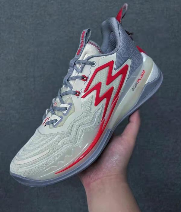 不止李寧和安踏！匹克新款很亮眼，特步休閒鞋崛起，361的也超帥