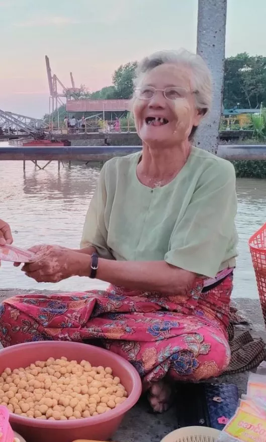 緬甸仰光、曼德勒、臘戌等多地街頭的這一幕幕，溫暖得讓人想哭