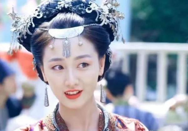 現代裝一般古裝卻美出天際，這些女星個頂個的好看，可就是紅不了