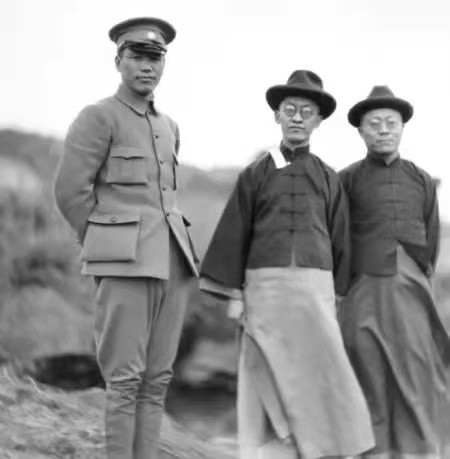 1931年，王亞樵派人刺殺蔣介石，路邊丟棄一條火腿，行動功敗垂成